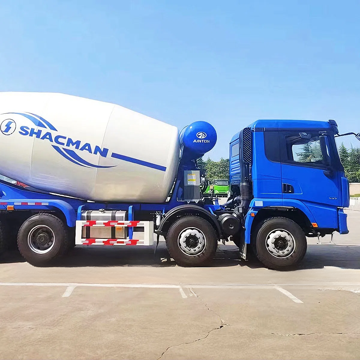 New Used Concrete Mixer Truck X3000 Sinotruck 6X4 6m³ 8m³ 12m³ Diesel Mobile Cement Pump Euro V Tractor Mixing Dump Tipper Cargo Box Lorry Mining Dumper Truck - Image 5