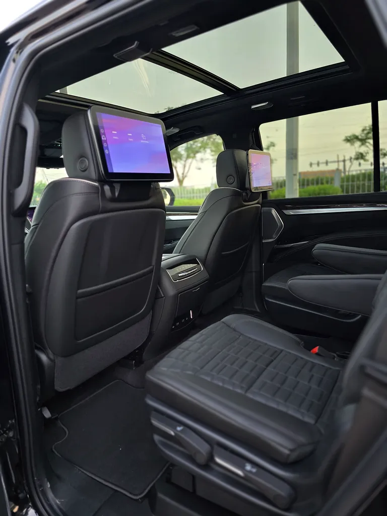 Cadillac Escalade Platinum Sport 4WD Full – 2025 - Image 4