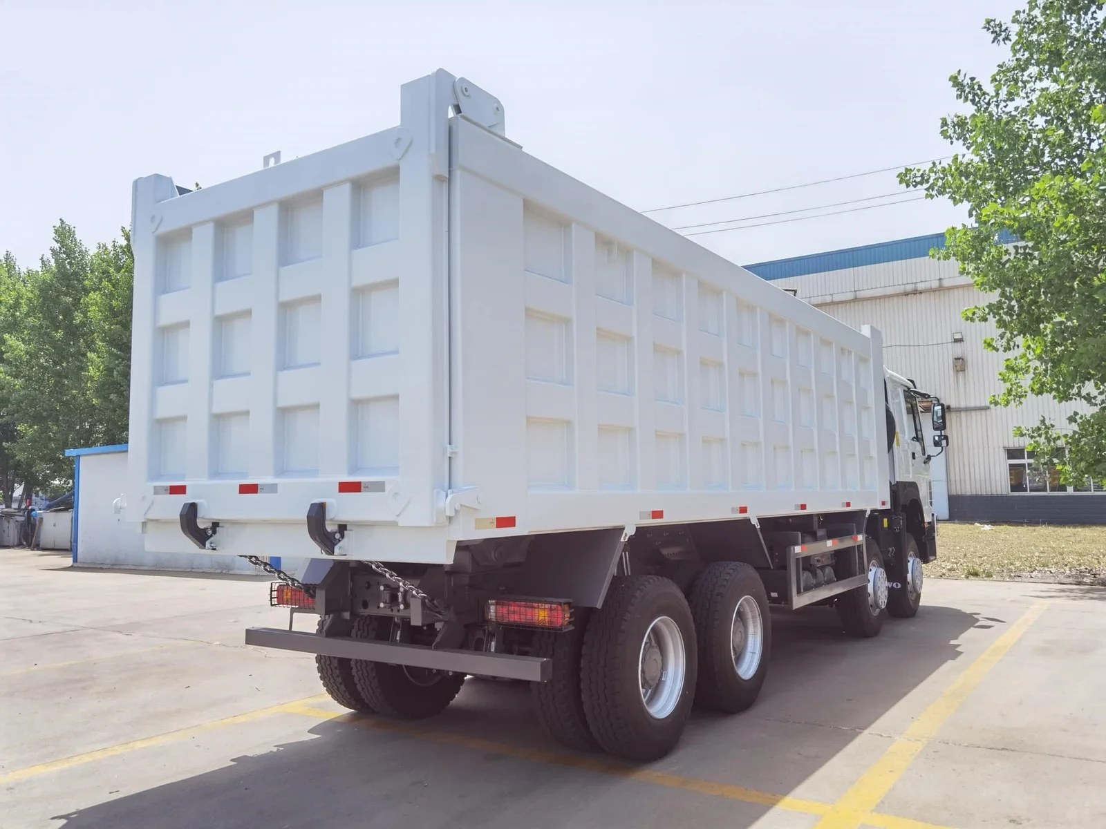 HOWO 380HP 8X4 Dump Truck - Image 4