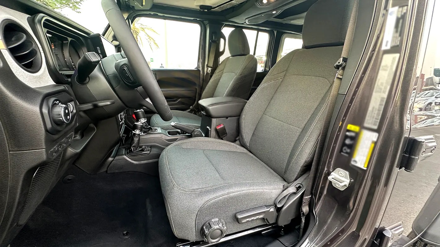 2025 JEEP WRANGLER UNLIMITED SPORT S I4 2.0T GCC - Image 8