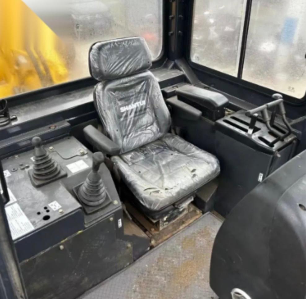 Durable Second-hand SHANTUI SD32 Bulldozer Construction Equipment Supplier - Image 2