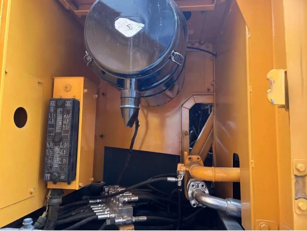 Good condition used hyundai r305-9t excavator with cheap price - Image 9